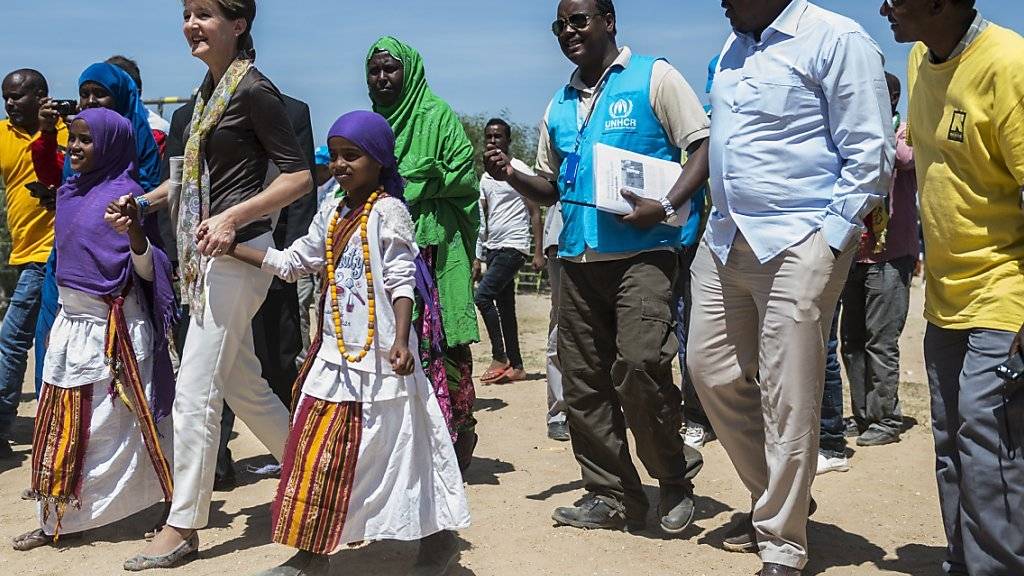 Die Schweiz stockt die Hilfsgelder für Äthiopien auf. Bundespräsidentin Simonetta Sommaruga nimmt bei einem Besuch in einem Flüchtlingslager zwei Mädchen an der Hand.