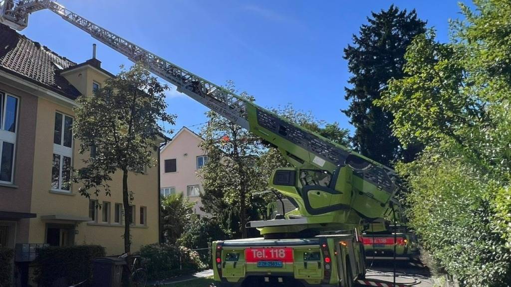 In Zürich hat ein Dachstockbrand im Kreis 10 aufwendige Löscharbeiten zu Folge gehabt. Verletzte gab es bei dem Brand keine.