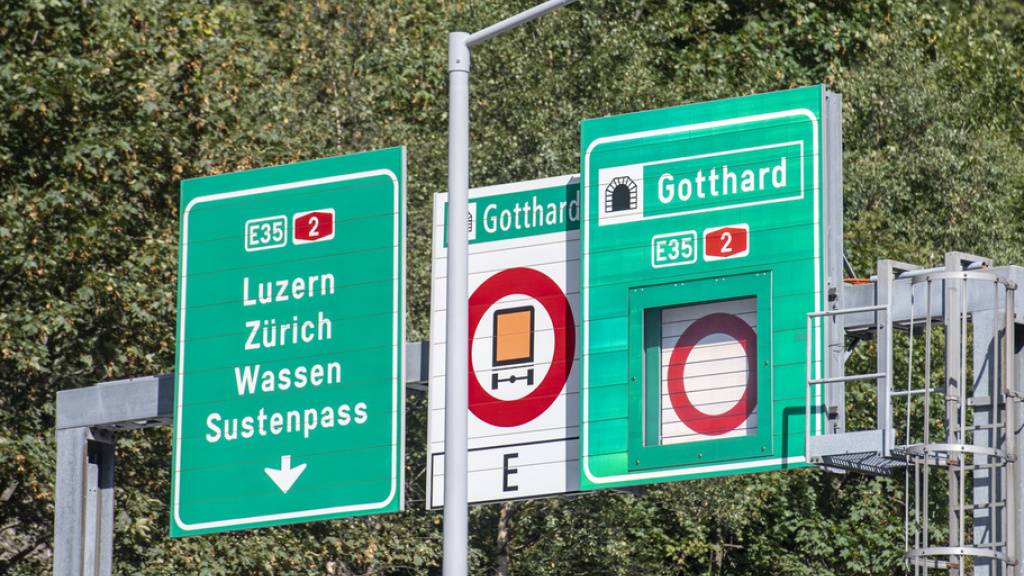 Die Baumassnahmen zur Wiedereröffnung des Gotthard-Strassentunnels haben am Montag begonnen.