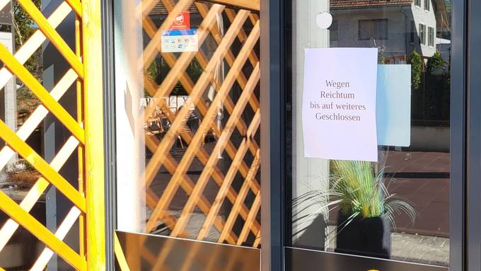 Rätselhaft: Restaurant «wegen Reichtum bis auf Weiteres geschlossen»