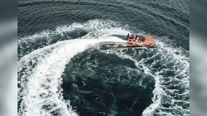 Dieses Motorboot sieht einer Corvette zum Verwechseln ähnlich