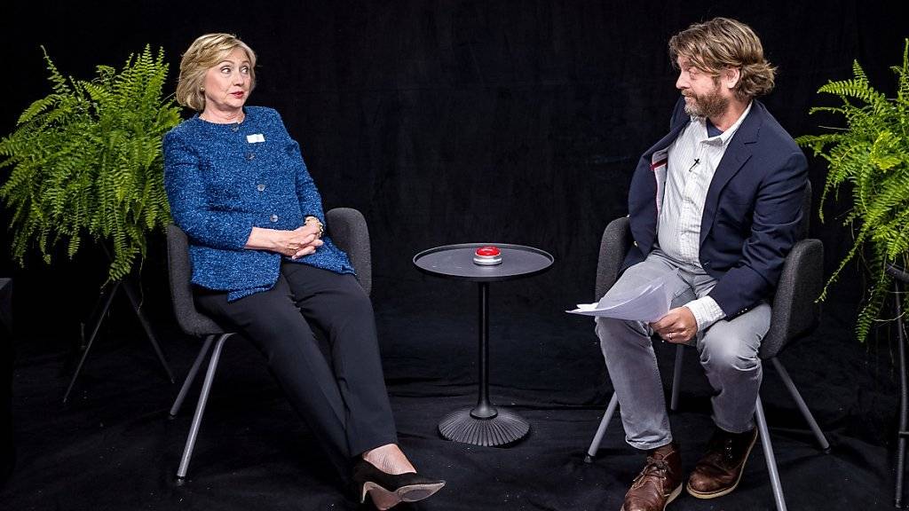 «Was passiert, wenn Sie schwanger werden?»: Hillary Clinton stellt sich den Fragen des Comedian Zach Galifianakis.