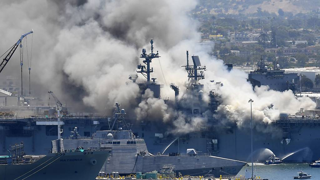 Auf diesem Archivbild vom 12. Juli 2020 steigt Rauch von der USS Bonhomme Richard in San Diego nach einer Explosion und einem Brand an Bord des Schiffes auf dem Marinestützpunkt San Diego auf.