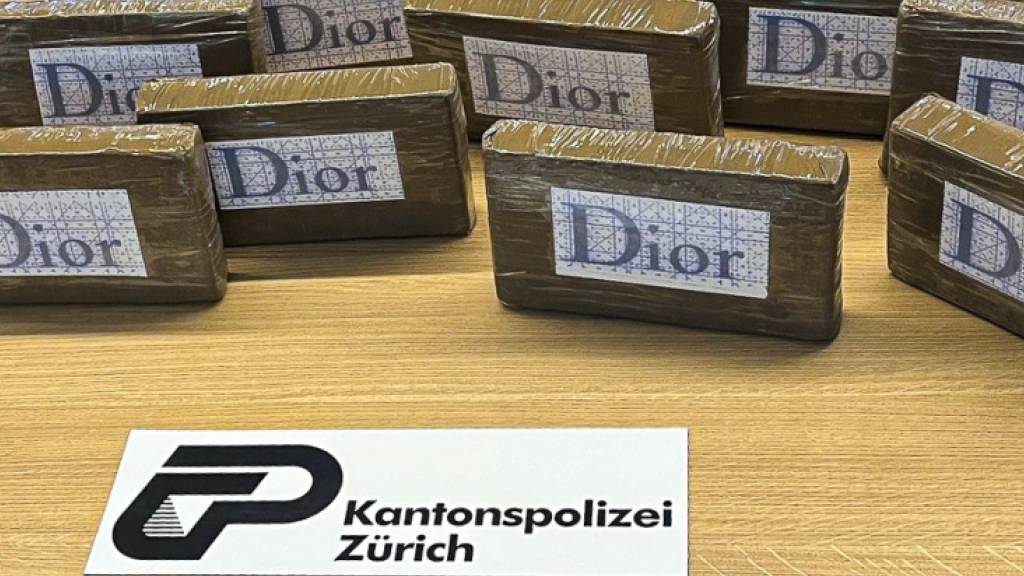 Die Zürcher Kantonspolizei hat bei einer Fahrzeugkontrolle zehn Kilogramm Kokain sichergestellt.