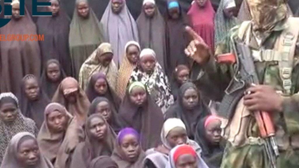 Ausschnitt des Boko-Haram-Videos: Im Hintergrund sind mehrere Frauen zu sehen - es soll sich dabei um die vor rund zwei Jahren entführten Mädchen aus Chibok handeln.