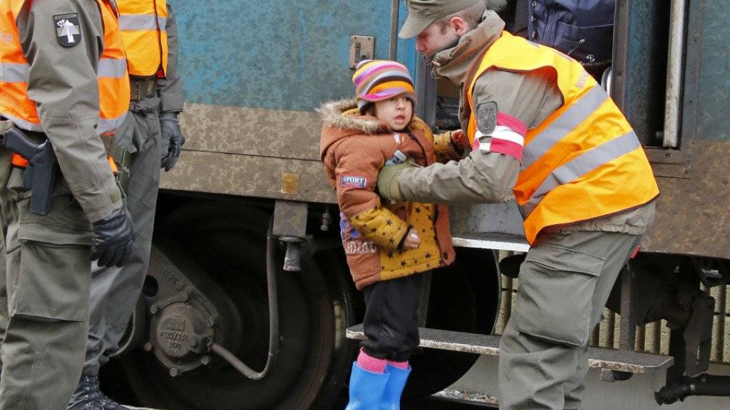 Wenn es nach dem Willen der Armee geht, ist das bald auch ein Job für Schweizer WK-Soldaten: Ein österreichischer Soldat hilft in Villach in Kärnten einem aus Slowenien kommenden Flüchtlingskind aus dem Zug. (Archivbild)