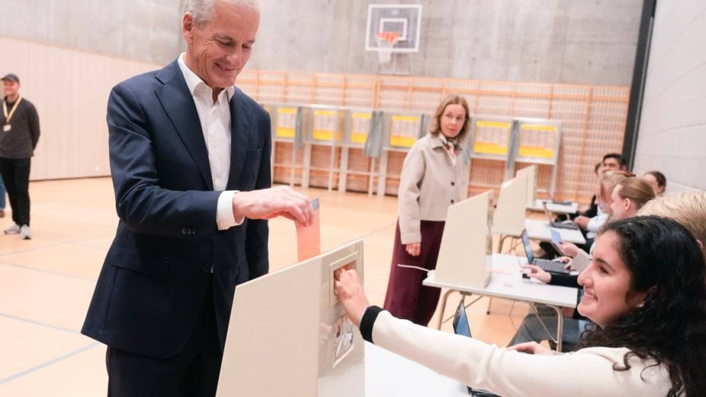 Jonas Gahr Støre, Vorsitzender der Arbeiterpartei, gibt in der Uranienborg-Schule in Oslo seine Stimme für die Parlamentswahlen 2025 ab. Foto: Javad Parsa/NTB/dpa