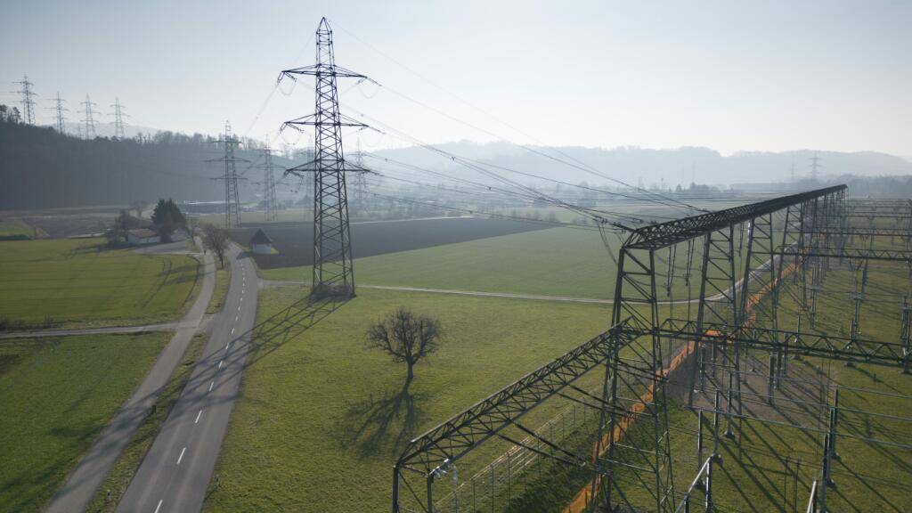 Diese Hochspannungsleitungen leiten den Strom zur Schaltanlage «Stern von Laufenburg» der Netzbetreiberin Swissgrid im Kanton Aargau. Über diese Anlage wird der Strom zwischen der Schweiz und Deutschland reguliert. (Archivbild)