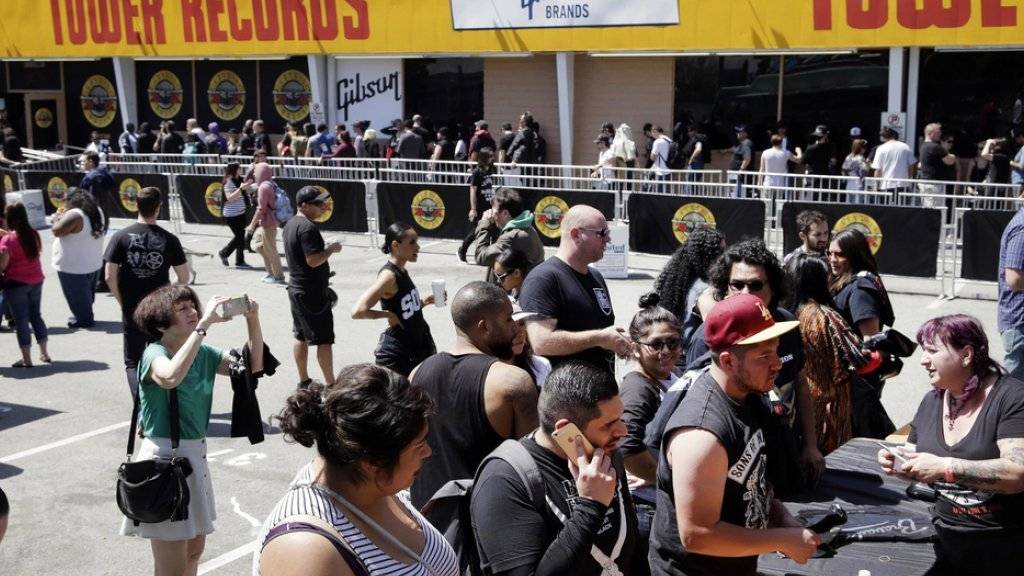 Kein Aprilscherz: Guns N'Roses haben nach Jahren der Trennung wieder zueinander gefunden und in Los Angeles ein Überraschungskonzert gegeben - die grössten Fans wollten natürlich dabei sein.