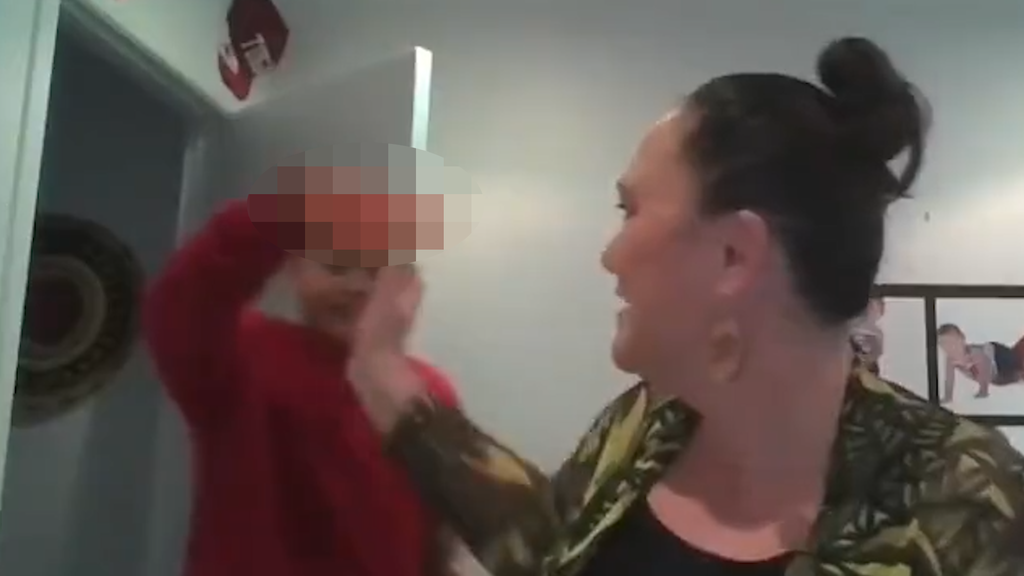 Politikerin gibt TV-Interview – und plötzlich ist da ein Penis-Rüebli