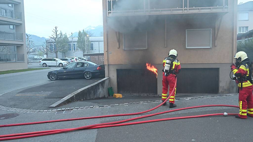 Bei einem Garagenbrand in Buchs SG wurden am Sonntagmorgen vier Personen verletzt.