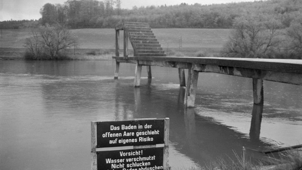 1966 wurde im Solothurner Strandbad noch mit einem Schild auf die Gefahren in der verschmutzten Aare hingewiesen - heute ist Baden in Schweizern Gewässern eine Selbstverständlichkeit.