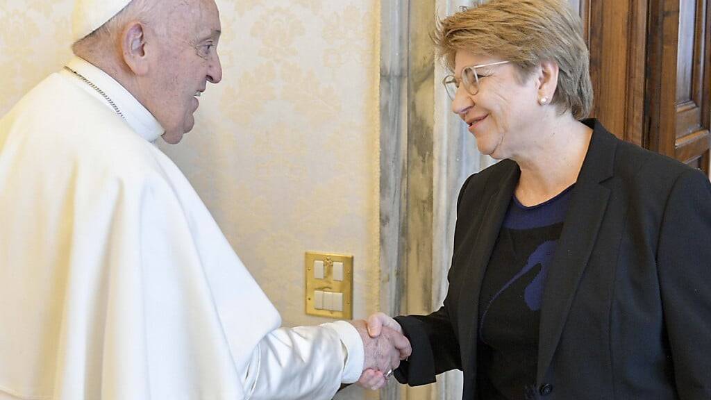 Bundespräsidentin Amherd wird von Papst Franziskus im Apostolischen Palast des Vatikans empfangen.