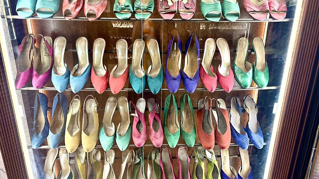 ARCHIV - Hunderte Paar Schuhe der früheren First Lady der Philippinen, Imelda Marcos, sind im Schuhmuseum in Marikina zu sehen. Foto: Carola Frentzen/dpa