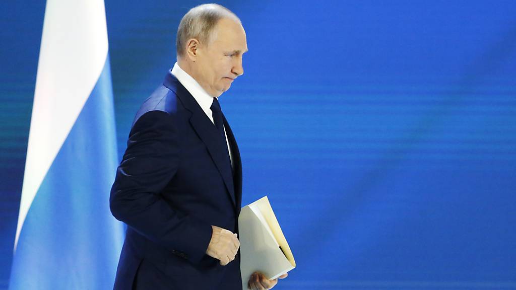 Wladimir Putin, Präsident von Russland, betritt eine Bühne, um seine jährliche Rede an die Nation zu halten. Foto: Alexander Zemlianichenko/AP Pool/dpa