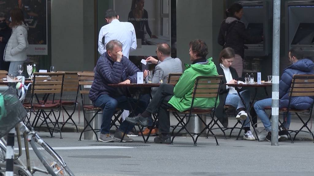 Maske runter oder doch oben lassen? Die Maskenpflicht auf Terrassen ist den wenigsten bewusst