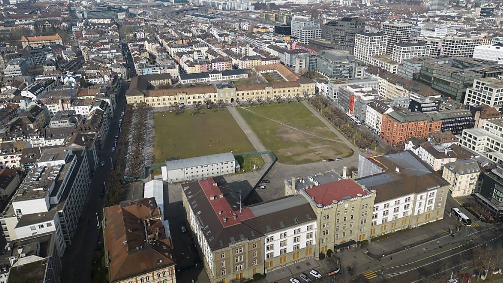 Für unbegleitete minderjährige Asylsuchende soll es auf dem Kasernenareal in Zürich zu wenig Platz gehabt haben. Der Regierungsrat weist die Vorwürfe in der Antwort auf eine Interpellation zurück. (Archivbild)