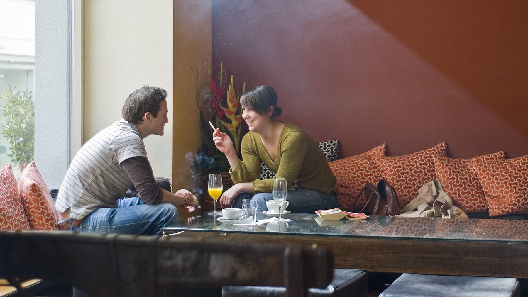 Rauchen // Flirten // Dating // Zigarette // Zwei junge Menschen rauchen in einer Bar in Zuerich, aufgenommen am 7. Maerz 2009