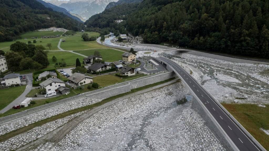 Blick auf Bondo und das Auffangbecken, das nach dem Bergsturz erstellt wurde. Am 23. August 2017 kam es am Piz Cengalo zu einem Bergsturz und anschliessenden Murgängen. Acht Menschen starben, das Dorf musste evakuiert werden.