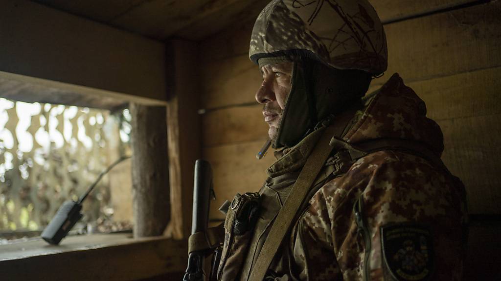 Iwan Krawtschenko, ein Soldat des ukrainischen Grenzschutzes, steht an einem Posten, von dem aus ukrainische Truppen russische Stellungen in der Region Sumy überwachen. Foto: Hanna Arhirova/AP/dpa