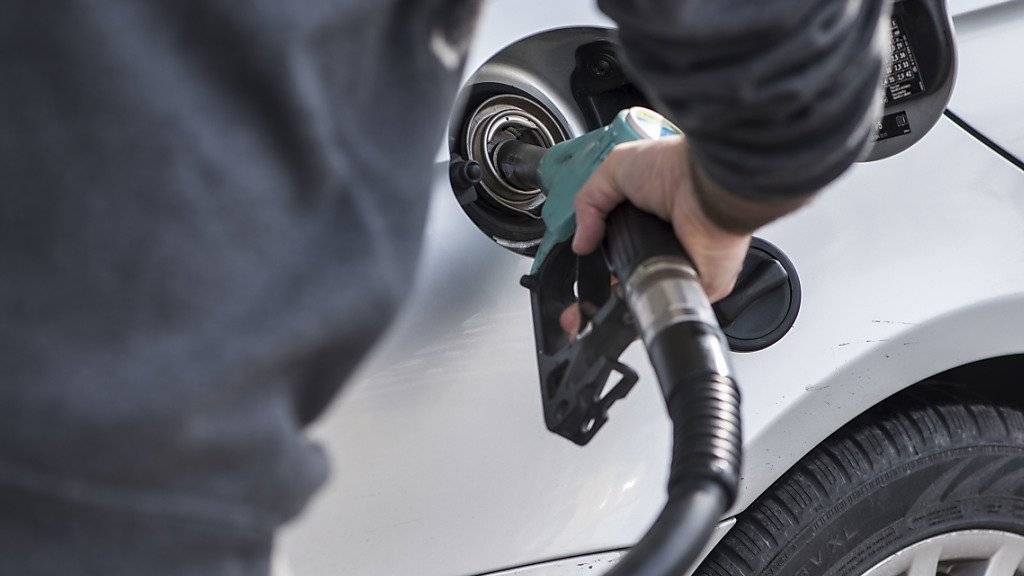 Autofahrer profitieren derzeit vom tiefen Ölpreis (Symbolbild)..