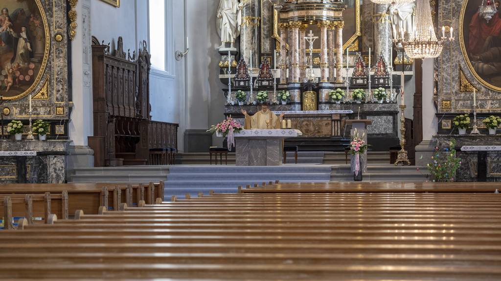 Noch bleiben die Bänke während den Gottesdiensten in Schweizer Kirchen leer. (Symbolbild)