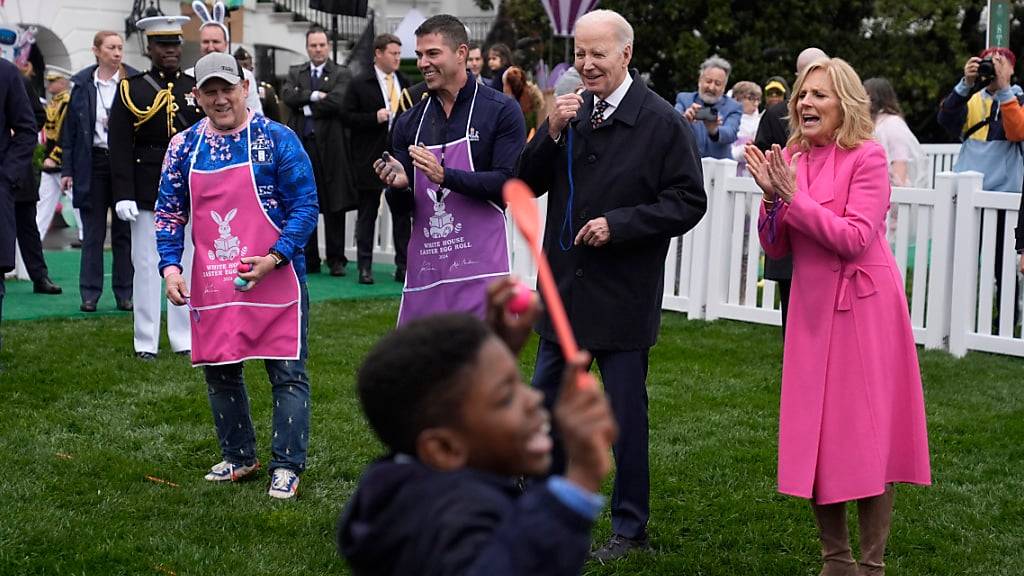 Joe Biden (2.v.r), Präsident der USA, und First Lady Jill Biden (r) nehmen beim Ostereier-Rollen auf dem Südrasen im Weißen Haus teil. Foto: Evan Vucci/AP/dpa