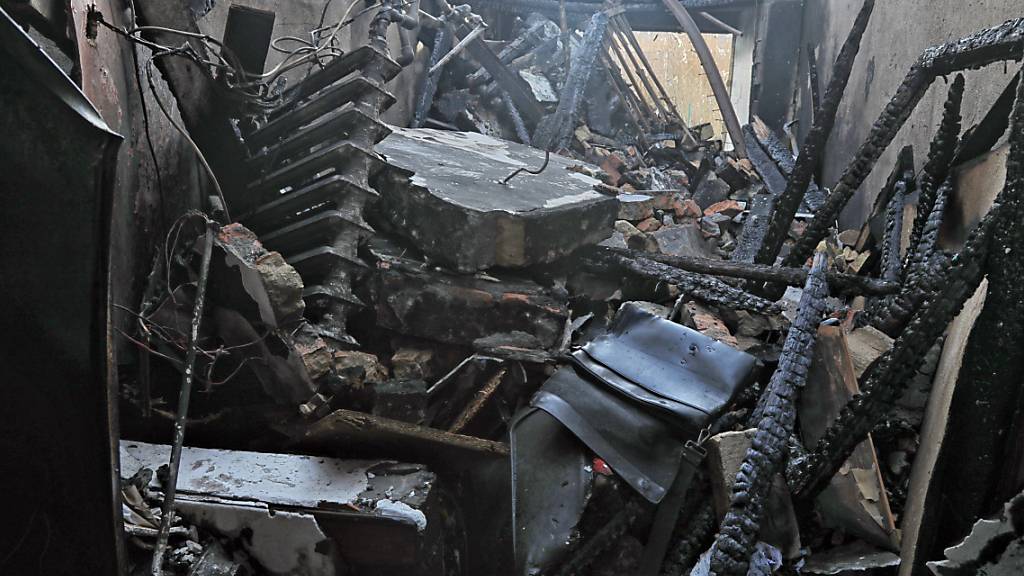 Trümmer liegen nach dem Abschuss einer russischen Drohne in einem Vorort von Odessa. Foto: Uncredited/Ukrinform/dpa