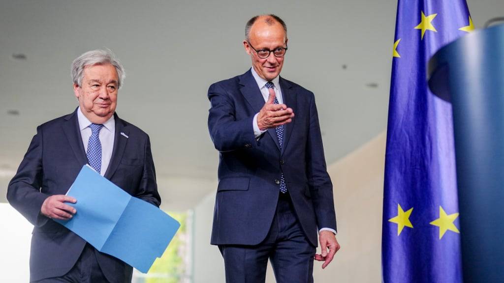 Bundeskanzler Friedrich Merz (r, CDU) empfängt den Generalsekretär der Vereinten Nationen António Guterres im Bundeskanzleramt vor der Pressekonferenz. Foto: Kay Nietfeld/dpa