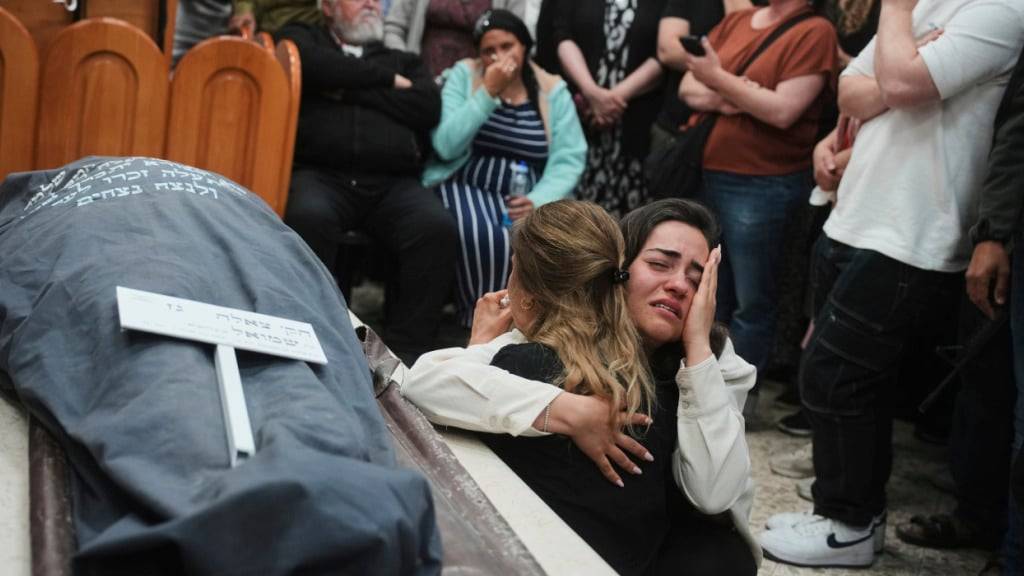 ARCHIV - Trauernde weinen während der Beerdigung von Tzeela G., 37, einer Israelin, die auf dem Weg zur Entbindung war, als sie von einem palästinensischen Bewaffneten im besetzten Westjordanland erschossen wurde, während ihrer Beerdigung auf dem Givat Shaul Friedhof. Nach einem Anschlag eines Palästinensers im besetzten Westjordanland ist eine hochschwangere Israelin im Krankenhaus ihren schweren Verletzungen erlegen. (zu dpa: «Baby zwei Wochen nach tödlichem Anschlag auf Israelin gestorben») Foto: Ohad Zwigenberg/AP/dpa