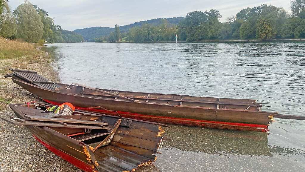 Der Zusammenstoss mit einem Signalpfosten im Rhein reichte, damit der Weidling auseinanderbrach.