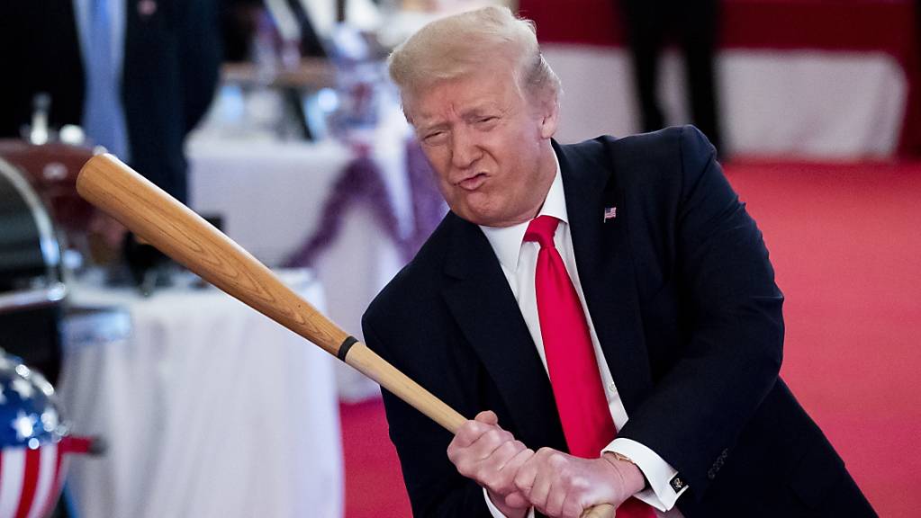 Die US-Baseball-Liga hat zahlreiche Spieler vor Beginn des Wettbewerbs positiv auf das Coronavirus getestet. Im Bild US-Präsident Donald Trump bei einem Show-Anlass am 2. Juli 2020. (Archivbild).