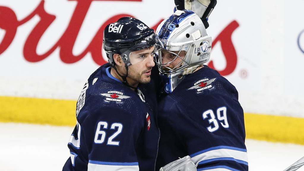 Winnipegs Nino Niederreiter gratuliert Goalie Laurent Brossoit zum Shutout gegen Anaheim