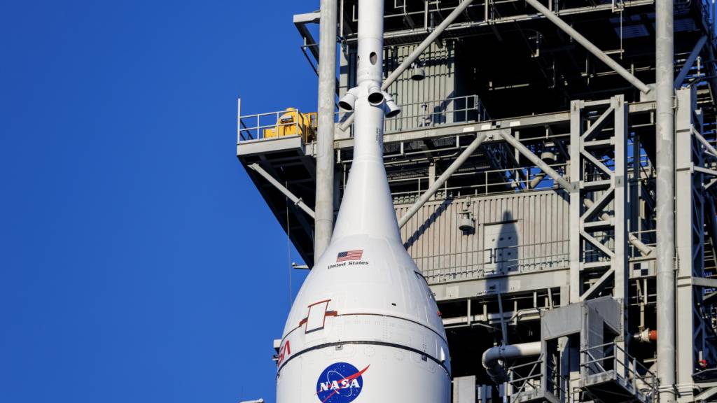 Die Rakete steht für ihren Start in Richtung Mond bereit.