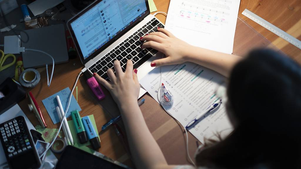 Ein Gymnasiastin arbeitet während der Aussetzung des Präsenzunterrichts zu Hause am Laptop. (Themenbild)