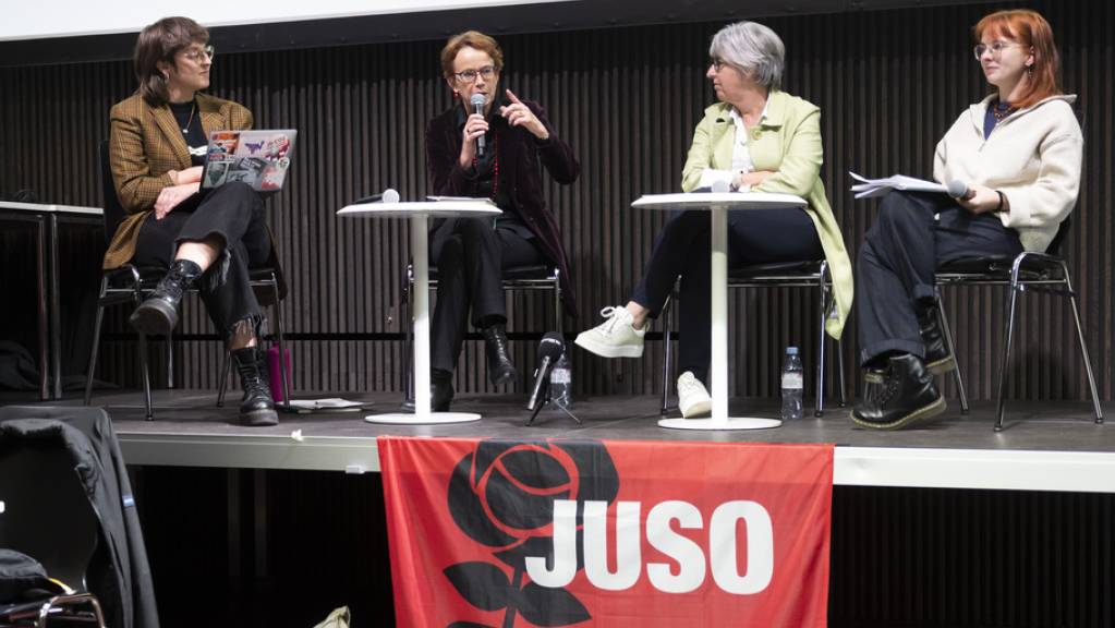 Bundesratskandidatin Eva Herzog (SP/BS), zweite von links, spricht neben Bundesratskandidatin Elisabeth Baume-Schneider (SP/JU), zweite von rechts.