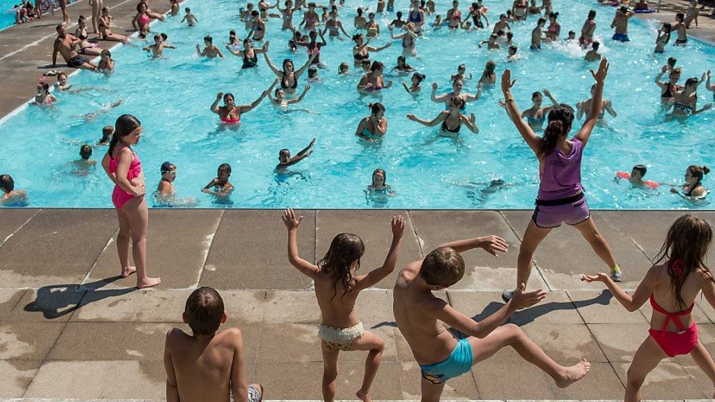 Die Hitze bescherte diesen Sommer den Badeanstalten - wie hier in Mendrisio TI - einen Grossandrang. Mancherorts konnten die Rekordwerte des Hitzesommers 2003 geknackt werden (Archiv).