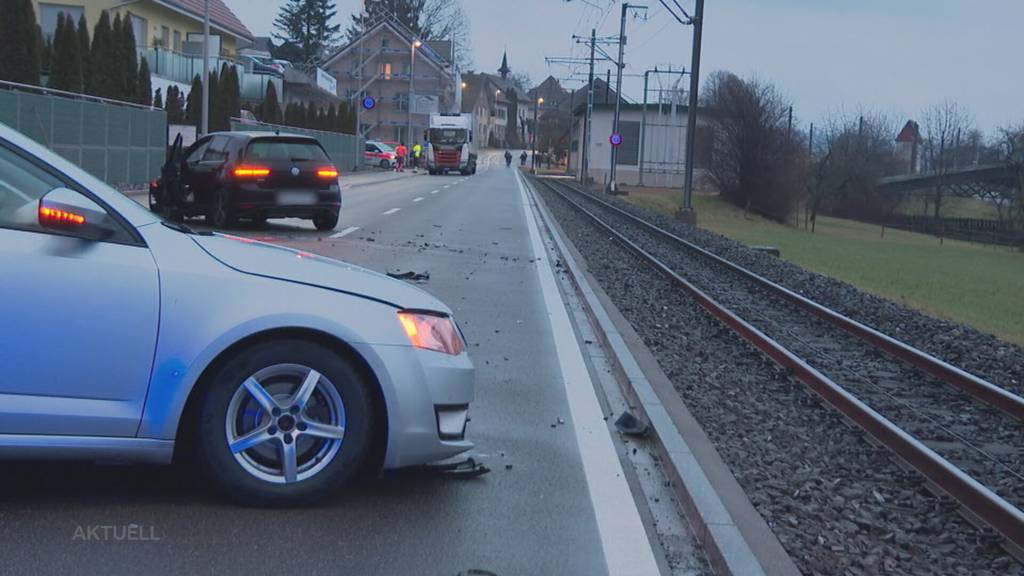 Zug blockiert: Auto landet in Leimbach nach Unfall bei den Gleisen
