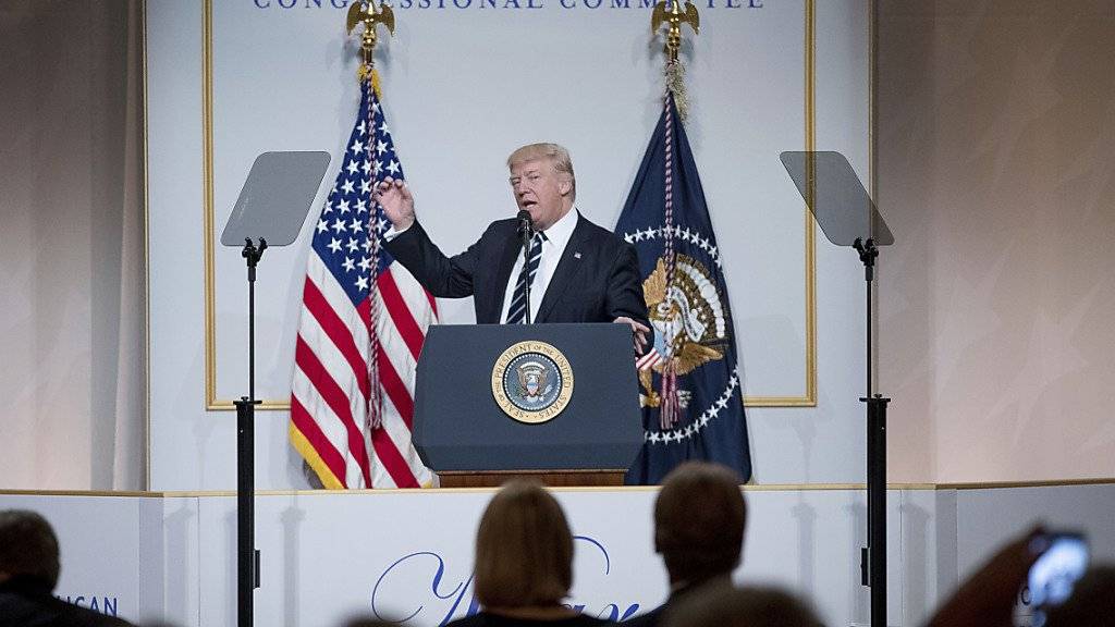 Präsident Trump unter Freunden bei einem Dinner für republikanische Kongressabgeordnete.  Ende Mai will Trump beim NATO-Gipfel dabei sein. Noch im Januar hatte er die NATO als «obsolet» bezeichnet.