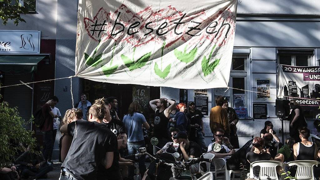 Hausbesetzer in Berlin protestieren gegen steigende Mieten.