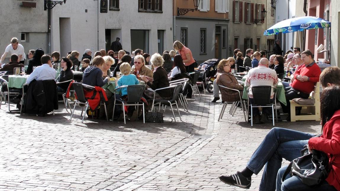 Weniger Maskenpflicht, mehr Party, Restaurant und Freizeit ...