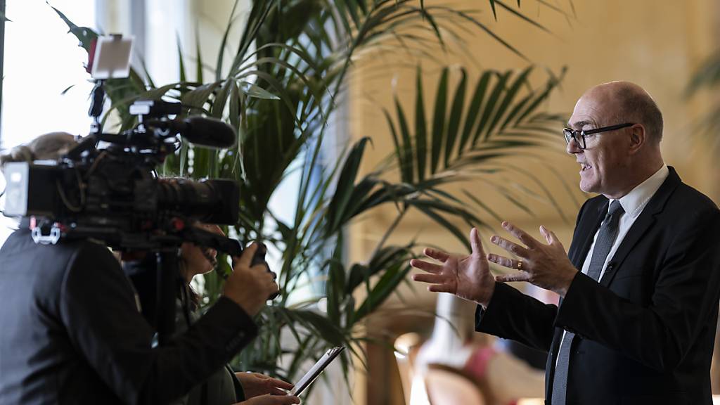 Der Zuger Regierungsrat und Bundesratskandidat Martin Pfister gibt in der Wandelhalle des Nationalrates ein Fernsehinterview. (Archivaufnahme)