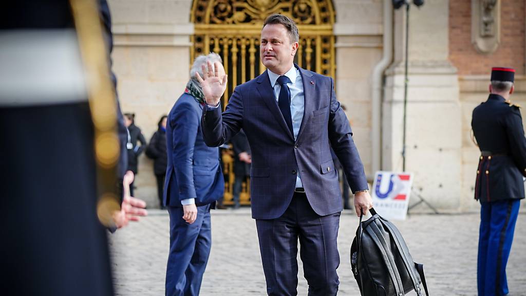 Xavier Bettel, Premierminister von Luxemburg, kommt zum Treffen der Staats- und Regierungschefs der Europäischen Union am Schloss von Versailles an. Foto: Kay Nietfeld/dpa