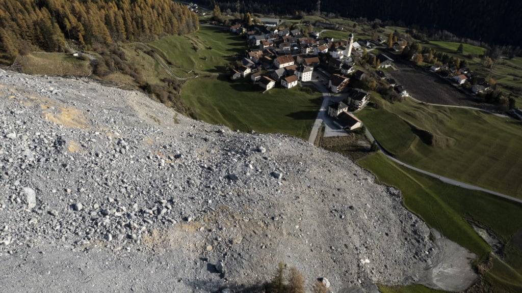 Am 15. Juni 2023 hatte ein Schuttstrom beinahe das damals evakuierte Dorf unter sich begraben. (Archivbild)