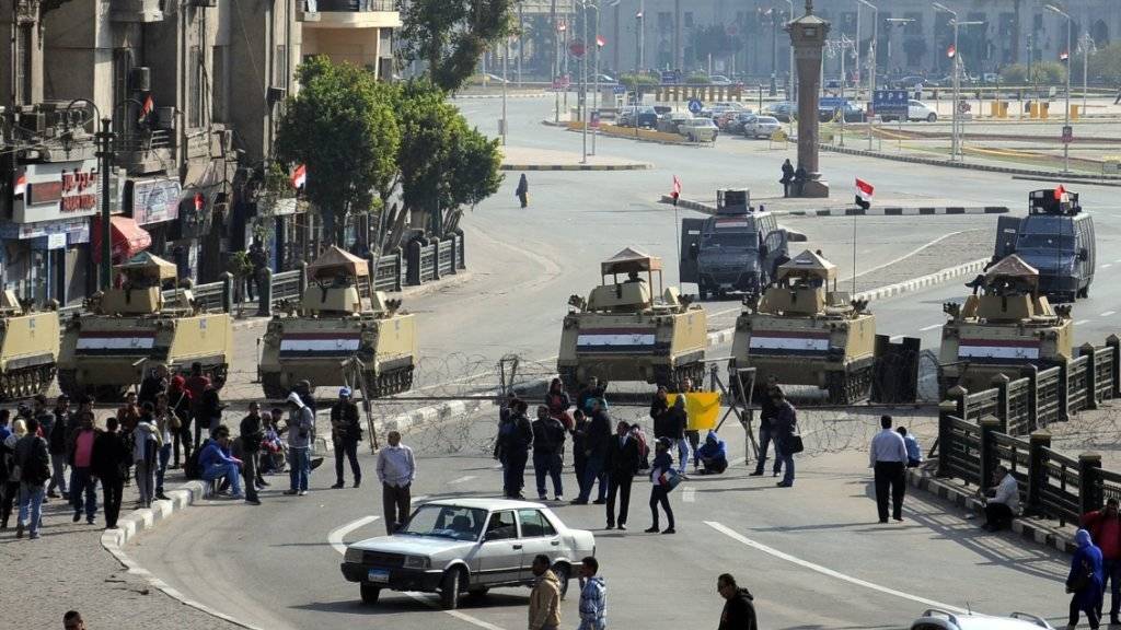 Soldaten fahren mit Panzern gegen Demonstranten auf dem Tahrir Platz in Kairo auf: Amnesty International kritisiert Rüstungslieferungen von EU-Staaten an das ägyptische Regime. (Archivbild)