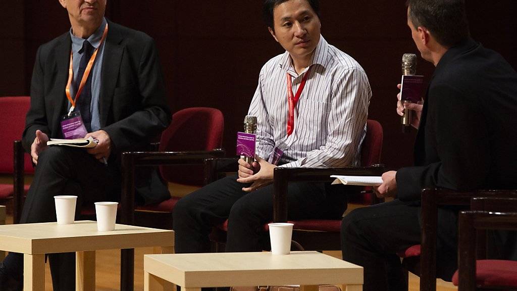 In Hongkong stellte sich Forscher He Jiankui an einem Kongress den Fragen zu seinen Versuchen der Genmanipulation an Babys.