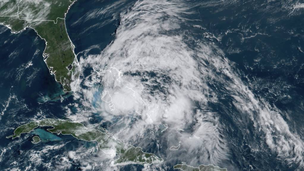 HANDOUT - Satellitenaufnahme zeigt den Hurrikan «Isaias». Foto: -/NOAA/AP/dpa - ACHTUNG: Nur zur redaktionellen Verwendung und nur mit vollständiger Nennung des vorstehenden Credits