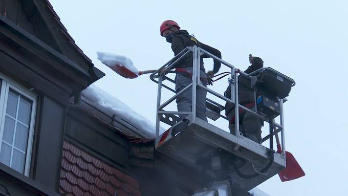 Dächer werden vom letzten Schnee befreit