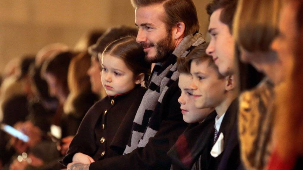 David Beckham wartet mit seinen Kindern an der Fashion Week in New York auf die Models, welche die Kollektion seiner Frau Victoria auf dem Laufsteg präsentieren.