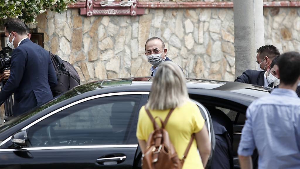 Mevlüt Cavusoglu (M), Außenminister der Türkei, trifft an einem Restaurant ein. Der türkische Außenminister ist zu einem zweitägigen Besuch in Griechenland. Foto: Giannis Papanikos/AP/dpa
